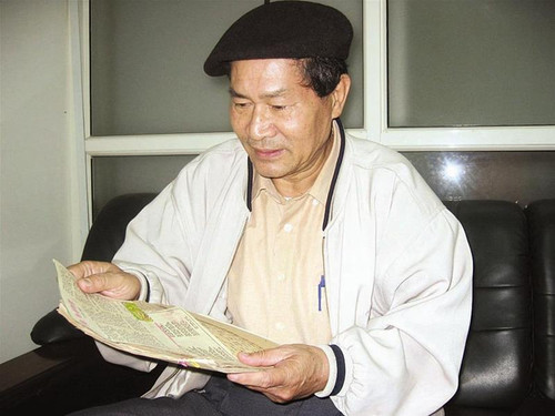 Nhà báo Lê Văn Ba đang lật giở những tư liệu được lưu giữ suốt 20 năm ảnh: P.H