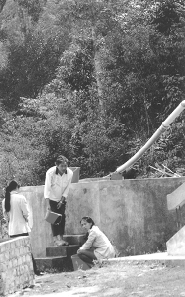 Giáo viên phải tận dụng nước từ khe núi để sinh hoạt Giáo viên phải tận dụng nước từ khe núi để sinh hoạt