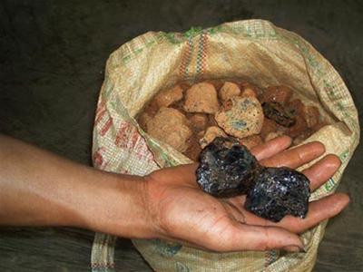 Những khối đá đen được tìm thấy Những khối đá đen được tìm thấy