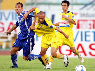 Công Minh (áo vàng) đi bóng trước Benitez (HN.ACB). Ảnh: Q.M Công Minh (áo vàng) đi bóng trước Benitez (HN.ACB). Ảnh: Q.M