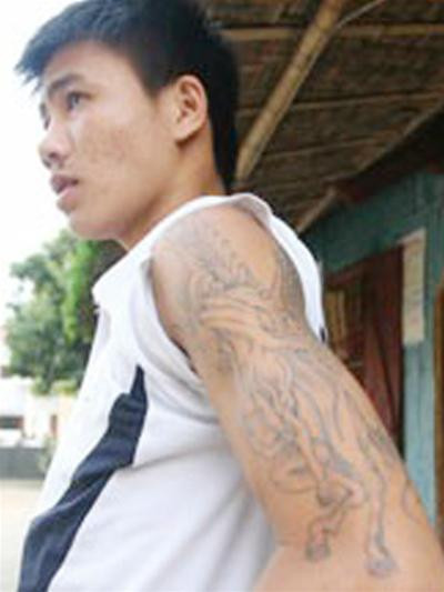 Cậu bé vị thành niên này phạm tội giết người, giờ đang thực hiện công việc làm bánh mì phục vụ trại viên.