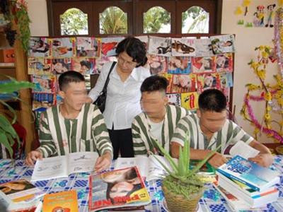 Tặng phạm nhân sách Tặng phạm nhân sách