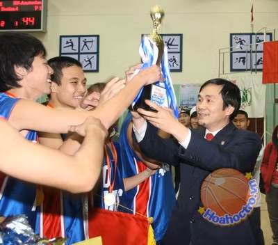 Chú Ngũ Duy Anh - Phó vụ trưởng vụ công tác HSSV bộ GDĐT trao cúp vô địch cho Hà Nội - Ams - Ảnh HHTOL