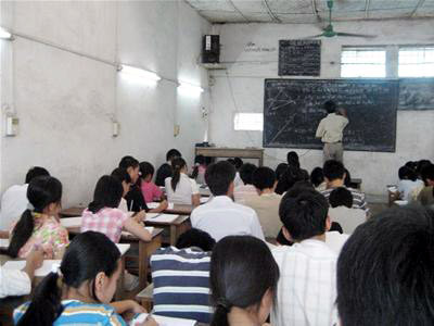 Một lò luyện thi cấp tốc tại Hà Nội. Ảnh: Lệ Xuân Một lò luyện thi cấp tốc tại Hà Nội. Ảnh: Lệ Xuân