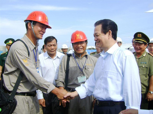 Thủ tướng Nguyễn Tấn Dũng động viên lao động trên công trường xây dựng Nhà máy đạm Cà Mau