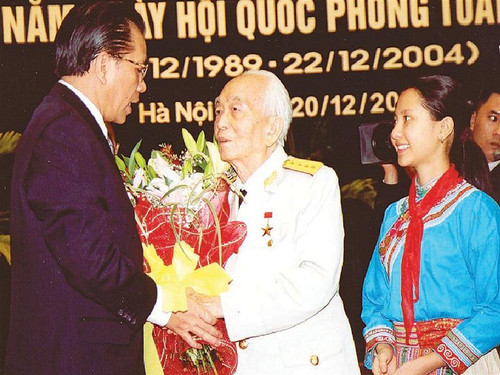 Tổng bí thư Nông Đức Mạnh tặng hoa Đại tướng Võ Nguyên Giáp tại lễ kỷ niệm Tổng bí thư Nông Đức Mạnh tặng hoa Đại tướng Võ Nguyên Giáp tại lễ kỷ niệm