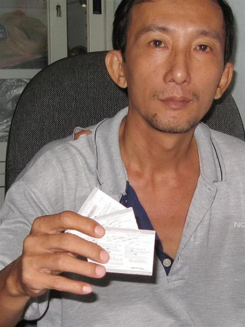 Anh Nguyễn Minh Hùng với ba thẻ mới cào và chưa cào đều đã mất tiền. Ảnh: Châu Thành