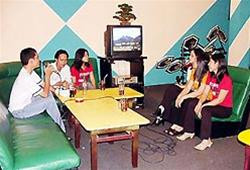 Nếu các câu lạc bộ mở karaoke phục vụ miễn phí thì...không cấm!