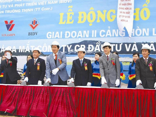 Chủ tịch nước Nguyễn Minh Triết ấn nút khởi công xây dựng cảng Hòn La giai đoạn hai Ảnh: M.Toản