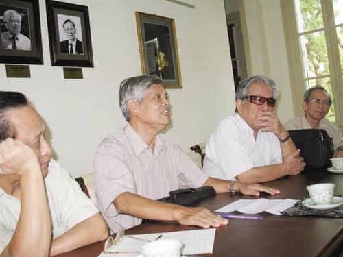 Từ trái qua: Các nhạc sĩ Vĩnh Cát, Doãn Nho, Nguyễn Đức Toàn, Huy Thục tại Hội Nhạc sĩ sáng 14/9