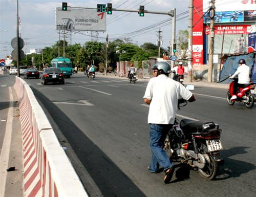 Một nạn nhân vừa bị dính đinh ngay ngã tư Bình Hoà (Bình Dương)