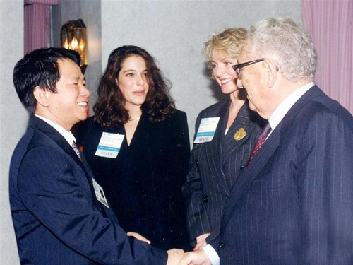 Nguyễn Trần Bạt bắt tay cựu Ngoại trưởng Mỹ Henry Kissinger Nguyễn Trần Bạt bắt tay cựu Ngoại trưởng Mỹ Henry Kissinger