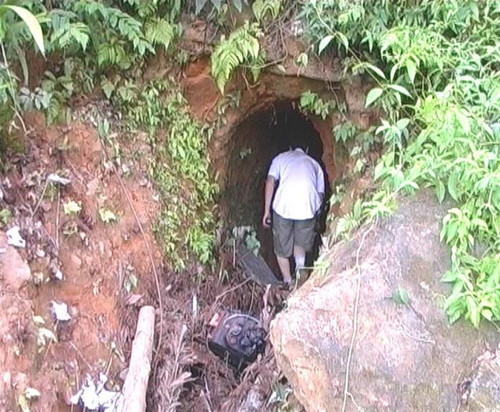 Một trong số cửa hầm tại bãi vàng khe Đương Một trong số cửa hầm tại bãi vàng khe Đương