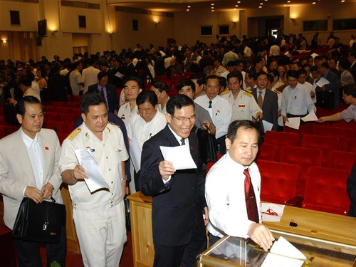 Các đại biểu bỏ phiếu giới thiệu chức danh Tổng Bí thư khóa X. ảnh : TTXVN Các đại biểu bỏ phiếu giới thiệu chức danh Tổng Bí thư khóa X. ảnh : TTXVN