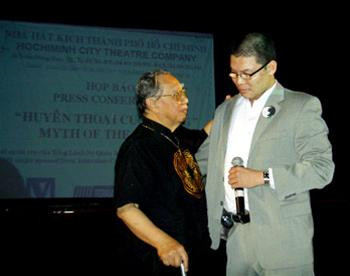 GS-TS Trần Văn Khê và đạo diễn Lê Quý Dương