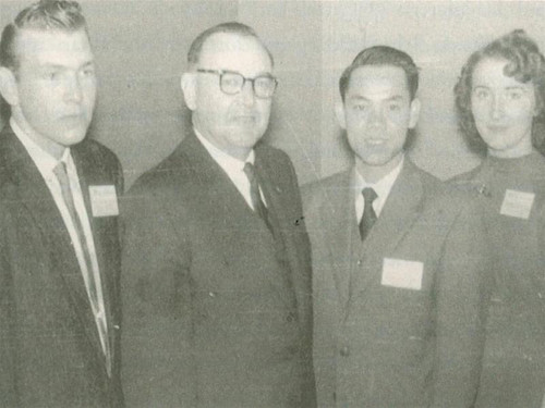 Ông Phạm Xuân Ẩn (thứ 2 từ bên phải) cùng ông Thị trưởng và hai người bạn thân Ông Phạm Xuân Ẩn (thứ 2 từ bên phải) cùng ông Thị trưởng và hai người bạn thân