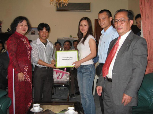 Phó Chủ tịch nước Trương Mỹ Hoa và Tổng lãnh sự quán Việt Nam Phan Văn Thắng thăm lao động của Cty AIRSERCO tại Dubai, tháng 6/2006 Phó Chủ tịch nước Trương Mỹ Hoa và Tổng lãnh sự quán Việt Nam Phan Văn Thắng thăm lao động của Cty AIRSERCO tại Dubai, tháng 6/2006