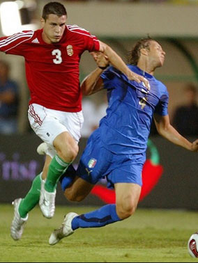 Pha va chạm dẫn đến chấn thương của Materazzi (xanh). Ảnh: AP