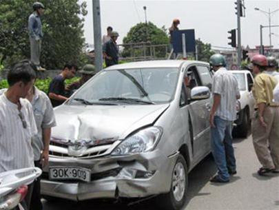 Chiếc xe gây tai nạn bị chặn lại tại dốc Tân Ấp - Ảnh: V.V.Thành, Tuổi Trẻ