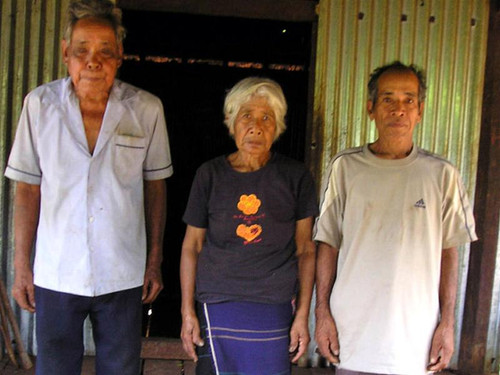 Grét (ngoài cùng bên phải) cùng chị ruột, anh rể.