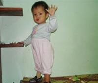 Với một chân giả lần đầu tiên trong đời, ngày 1/4, bé Nhân đã đứng thẳng. Với một chân giả lần đầu tiên trong đời, ngày 1/4, bé Nhân đã đứng thẳng.