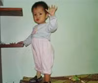 Với một chân giả lần đầu tiên trong đời, ngày 1/4, bé Nhân đã đứng thẳng.