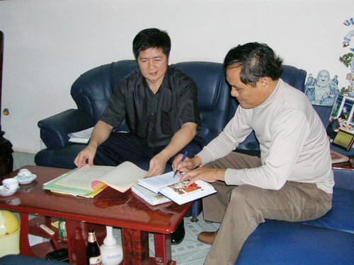 Ông Nguyễn Đình Chiến (trái) trả lời phỏng vấn PV Tiền phong