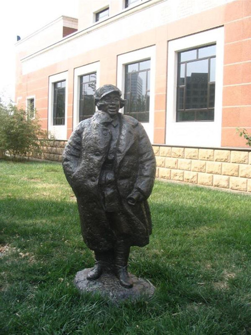 Tượng nhà văn Đinh Linh trong vườn cảnh của bảo tàng