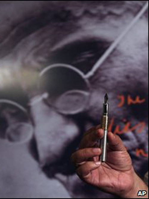 Chiếc bút gây tranh cãi của Montblanc. Ảnh: AP