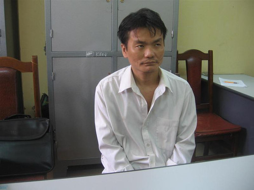 Bùi Tuấn Dũng tại CQ Công an. Ảnh : B.L