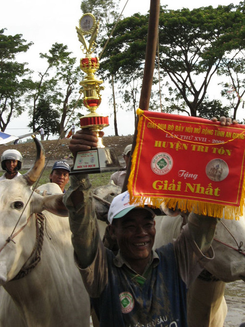 Ông Chau Điêu, đoạt giải tài xế giỏi nhất tại cuộc đua năm ngoái