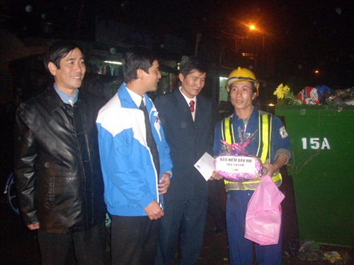 Bí thư Tỉnh Đoàn Dương Văn An và đại diện Cty Bảo hiểm dầu khí Thừa Thiên - Huế trao quà cho công nhân trước giờ giao thừa.