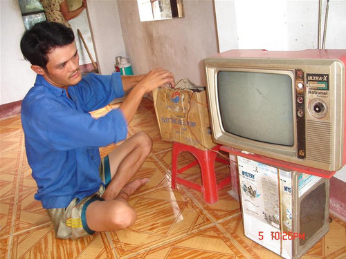 Nhà anh Nguyễn Ngọc Dũng, hộ duy nhất của làng có ti vi Nhà anh Nguyễn Ngọc Dũng, hộ duy nhất của làng có ti vi