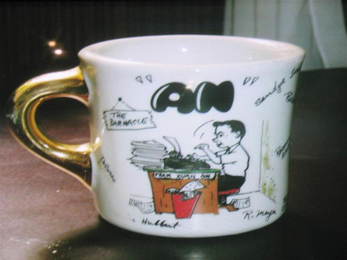 Tách cà phê có hình ông Ẩn ngồi viết bài trên máy chữ – Kỷ vật quý nhất của ông Phạm Xuân Ẩn. Ảnh: Larry Berman Tách cà phê có hình ông Ẩn ngồi viết bài trên máy chữ – Kỷ vật quý nhất của ông Phạm Xuân Ẩn. Ảnh: Larry Berman