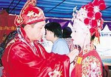 Trang phục cưới truyền thống ở Trung Quốc không còn được ưa chuộng Trang phục cưới truyền thống ở Trung Quốc không còn được ưa chuộng