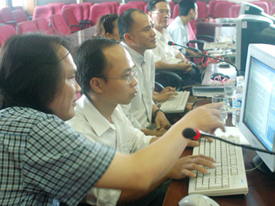 Thầy Trần Phương (áo kẻ)