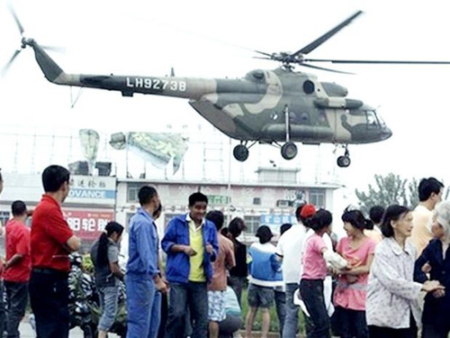 Máy bay Mi - 171 làm nhiệm vụ cứu trợ ở vùng động đất Tứ Xuyên. Ảnh: AP