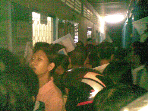 5g30, sau khi mọi người ùa qua cổng trường, cảnh chen lấn, hỗn loạn diễn ra trước các cửa sổ phát số mua hồ sơ. Ảnh: Tuổi Trẻ 5g30, sau khi mọi người ùa qua cổng trường, cảnh chen lấn, hỗn loạn diễn ra trước các cửa sổ phát số mua hồ sơ. Ảnh: Tuổi Trẻ