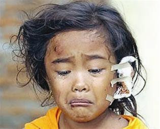 Một em bé mất cả bố lẫn mẹ