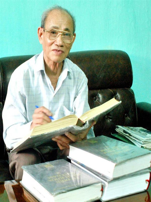 Ông Trần Thọ Kim đang chỉ ra những sai sót trong bộ “Từ điển Bách khoa Việt Nam”. Ảnh: Phạm Yên