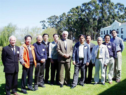 TS Nguyễn Hữu Ninh (thứ ba từ phải qua) cùng nhóm tác giả hiệu đính chương châu Á tại hội nghị của IPCC tại Cape Town, Nam Phi