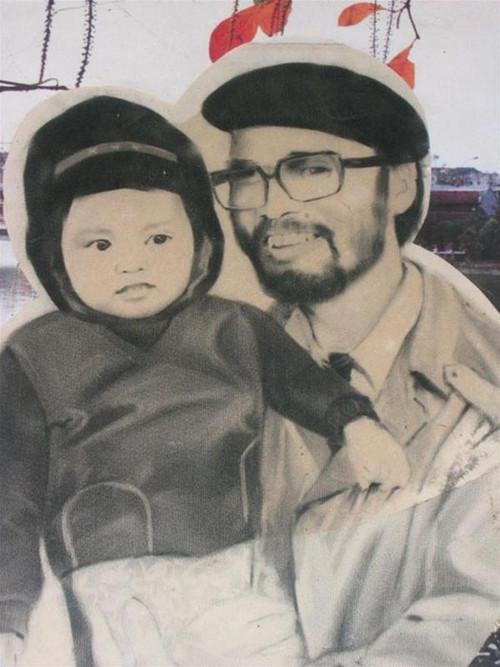 Ông Dũng với cô con gái thứ hai (ảnh chụp lại) Ảnh: Hà Thành