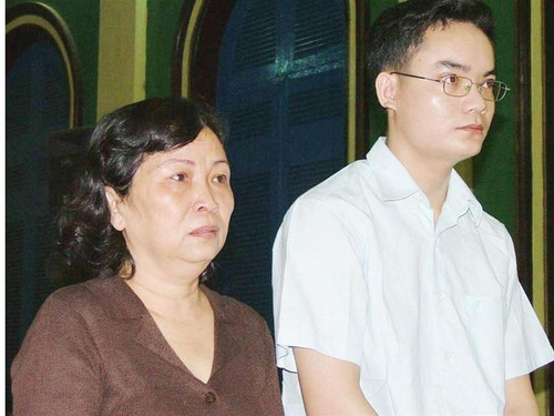 Trần Thị Phố (trái)