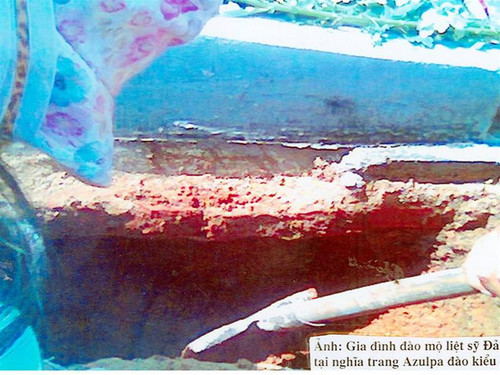 Gia đình đào mộ liệt sỹ Hoàng Ngọc Đảm tại nghĩa trang Ayunpa theo kiểu hàm ếch (ảnh do gia đình liệt sỹ Hoàng Ngọc Đảm cung cấp)