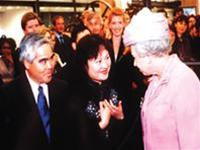 Nick Út, Kim Phúc đang trò chuyện với nữ hoàng Anh Nick Út, Kim Phúc đang trò chuyện với nữ hoàng Anh