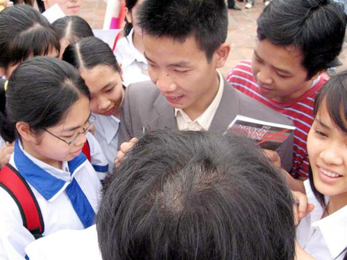 Nguyễn Vĩnh Tiến ký tặng thơ các độc giả trẻ trong Ngày thơ Việt Nam (2007) Ảnh: H.V Nguyễn Vĩnh Tiến ký tặng thơ các độc giả trẻ trong Ngày thơ Việt Nam (2007) Ảnh: H.V