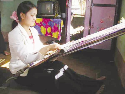 Thanh niên xã Glar có thêm thu nhập từ dệt thổ cẩm.