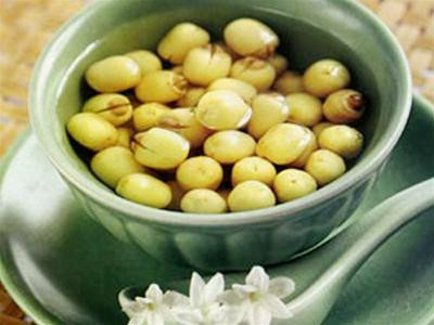 Ăn hạt sen chưng với nước đường có tác dụng ngủ tốt. Ảnh chỉ mang tính minh họa
