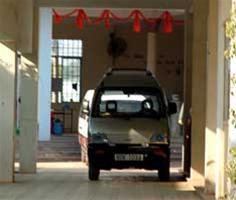 Chúng tôi đã chộp được chiếc xe mang biển số 60K- 1033 đang đậu tại cơ sở cung cấp cơm. Theo các nhân chứng, chính xe này chở hơn chục người mang mã tấu đến đuổi chém họ.