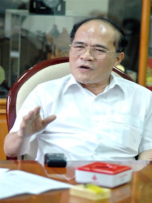 Phó thủ tướng Nguyễn Sinh Hùng. Ảnh : Hồng Vĩnh Phó thủ tướng Nguyễn Sinh Hùng. Ảnh : Hồng Vĩnh